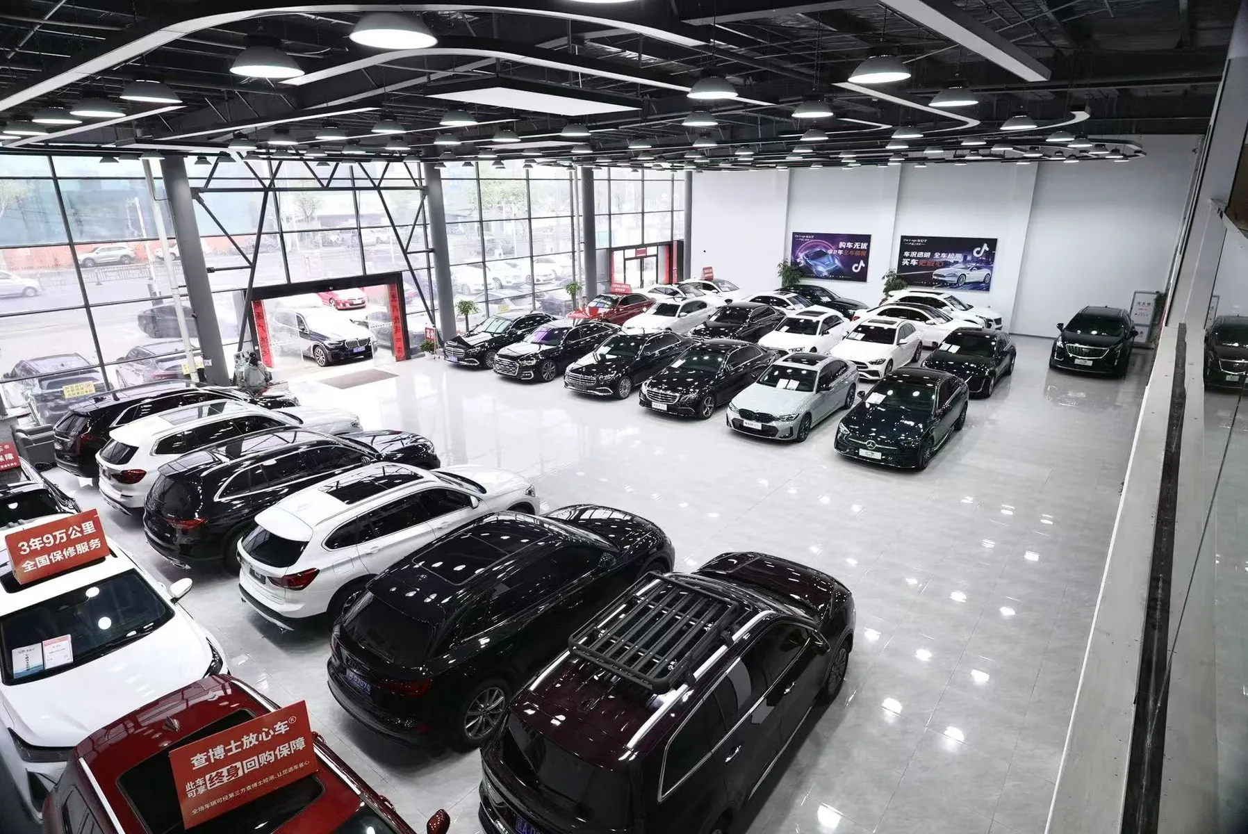 Che Gongzi vehicle showroom inventory in China